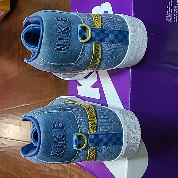 Nike Supreme Shoes - Picture 3 of 7